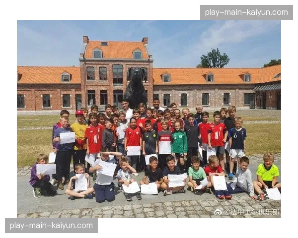 法甲“足球周末”活动在巴黎启动，上千名儿童参与体验